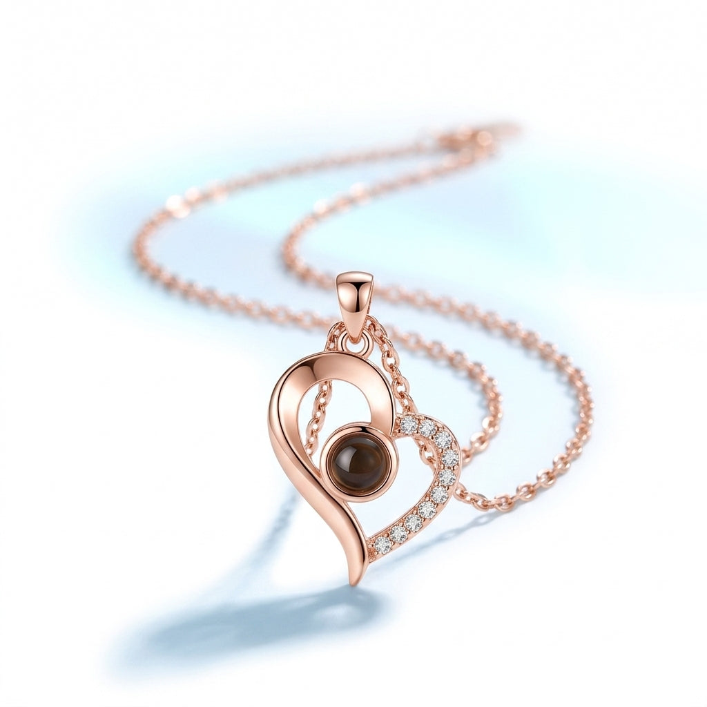 Collar corazón Te Amo 100 idiomas en acabado oro rosa sobre fondo blanco