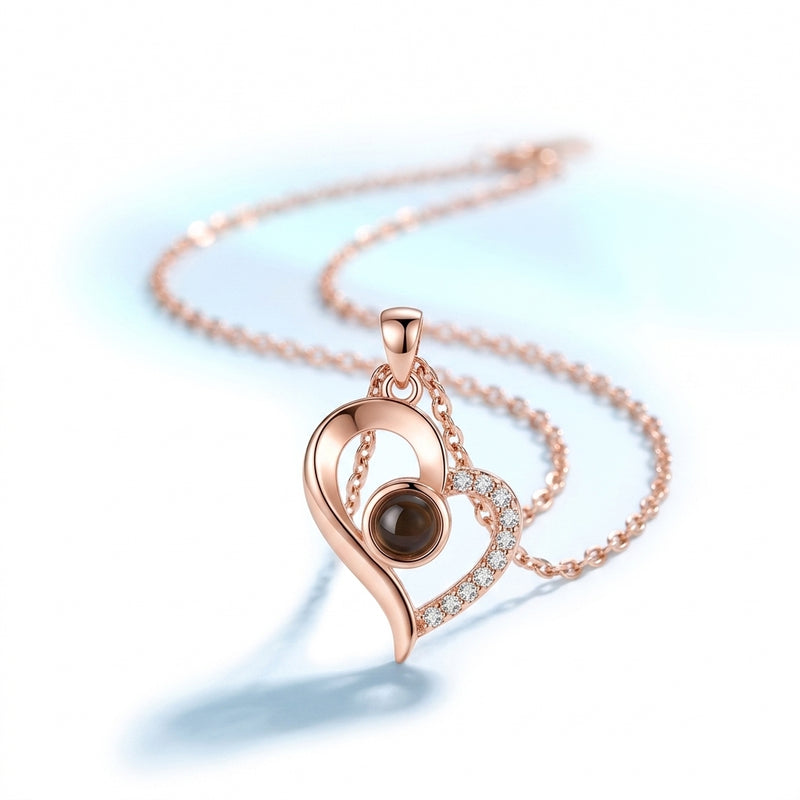 Collar corazón Te Amo 100 idiomas en acabado oro rosa sobre fondo blanco