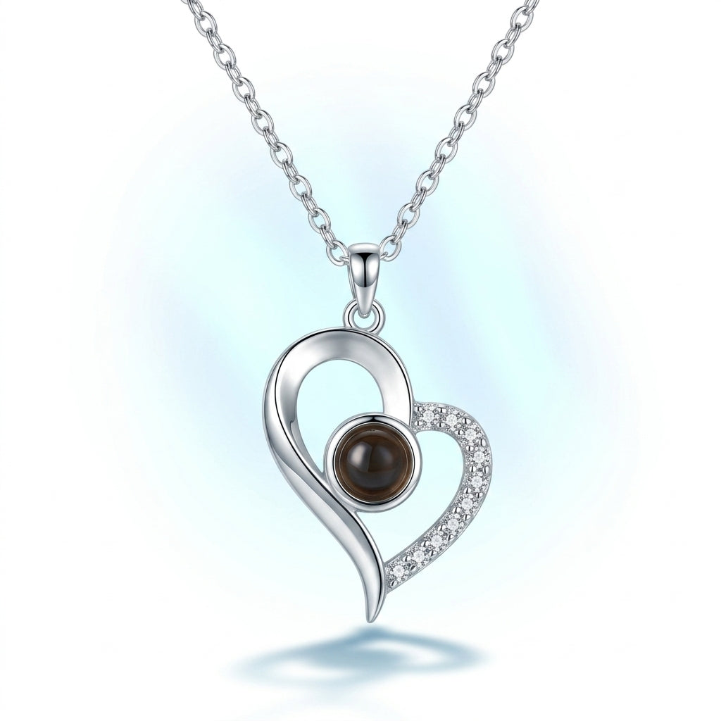 Collar corazón Te Amo 100 idiomas en acabado plateado sobre fondo blanco