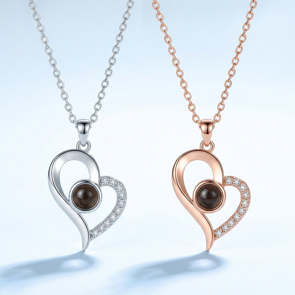 Las dos variantes del collar, plateado y oro rosa, una junto a otra