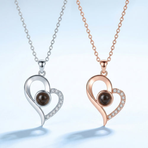 Las dos variantes del collar, plateado y oro rosa, una junto a otra