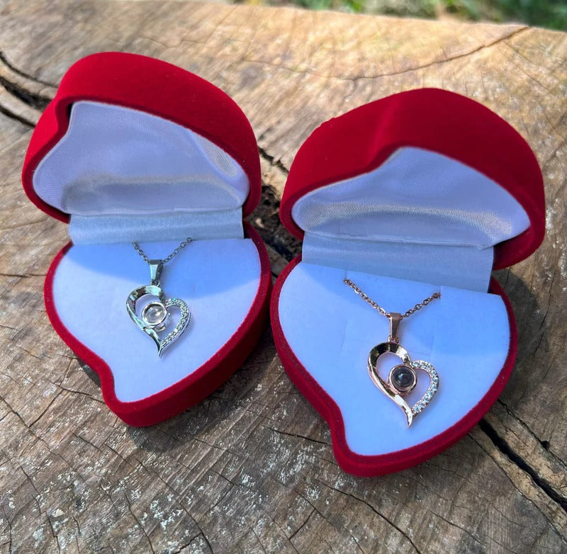 Las dos variantes del collar, plateado y oro rosa, en su caja de lujo en forma de corazón