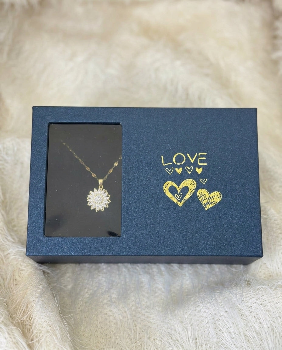 La caja cerrada con la ventana transparente y el LOVE estampado en dorado
