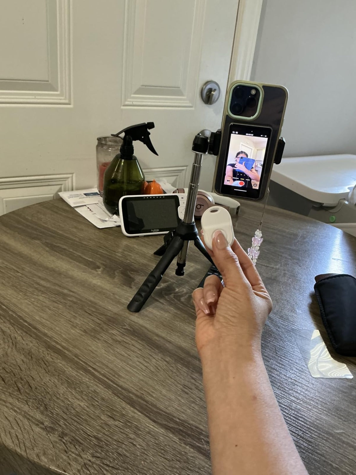 Primer plano del Selfie Pantalla activo mostrando el encuadre de la cámara trasera en la mano